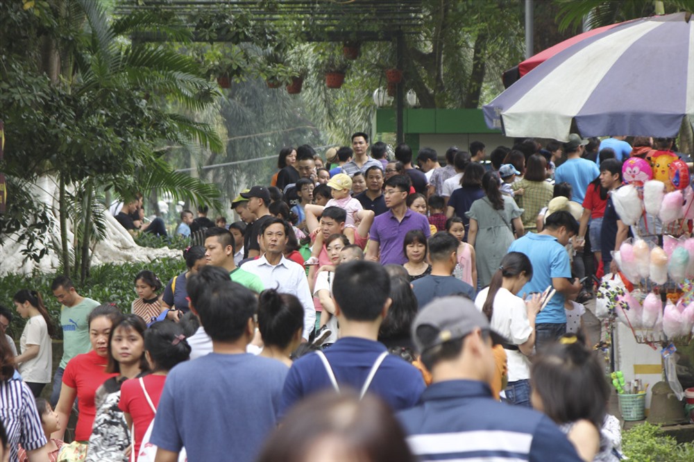 Vườn thú Thủ Lệ đông chật kín người tham quan, vui chơi. Ảnh Trần Vương