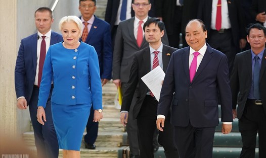 Thủ tướng Nguyễn Xuân Phúc và Thủ tướng Romania Viorica Dancila. Ảnh: VGP. 