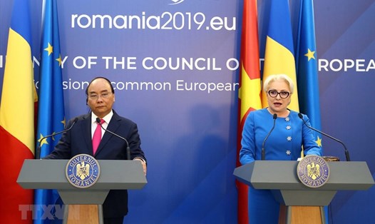 Thủ tướng Nguyễn Xuân Phúc và Thủ tướng Romania Viorica Dancila đồng chủ trì họp báo ngày 15.4. Ảnh: TTXVN. 