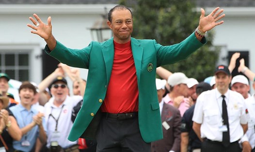 Tiger Woods khoác trên mình chiếc vest xanh cho nhà vô địch của The Masters. Ảnh: CBS Sports