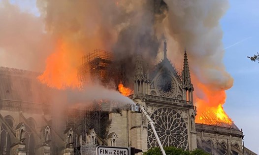 Hỏa hoạn khiến tháp cao nhất của Nhà thờ Đức Bà Paris bị thiêu rụi. Ảnh: CNN.