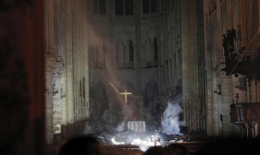 Khói đen đặc bên trong Nhà thờ Đức bà Paris sau khi lửa được dập. Ảnh: AP