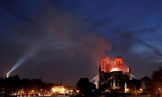 Nhà thờ Đức bà Paris chìm trong biển lửa hôm 15.4. Ảnh: Reuters