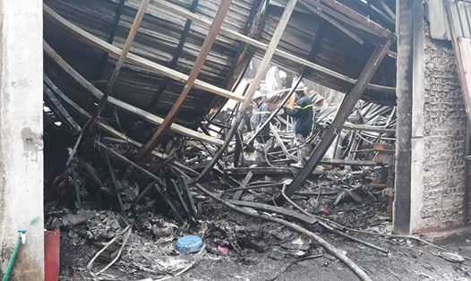 Hiện trường vụ cháy 4 xưởng tại phường Trung Văn (quận Nam Từ Liêm, Hà Nội). Ảnh: VĂN HUẾ