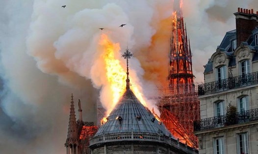 Vụ cháy thiêu rụi mái vòm Nhà thờ Đức Bà Paris và làm đổ sập tháp chuông chính. Ảnh: AFP