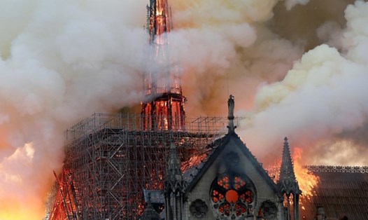 Nhà thờ Đức Bà Paris nổi tiếng bốc cháy dữ dội hôm 15.4. Ảnh: Reuters. 