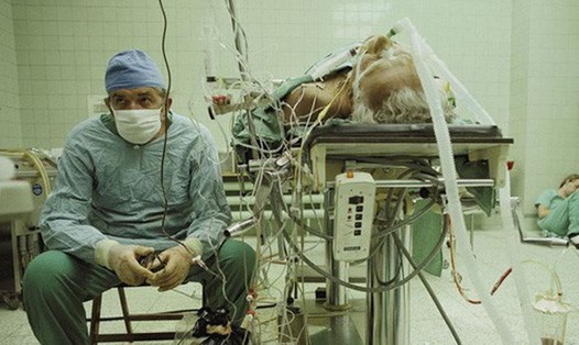 Bức ảnh ca mổ nối tiếng của nhiếp ảnh gia James Stansfield với gây xúc động vì sự hi sinh tận tụy của các bác sĩ. Ở VN, tiền bồi dưỡng một ca mổ từ 1986 đến nay vẫn được đo bằng "bát phở"