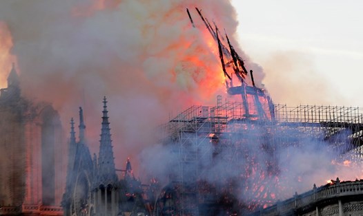 Cháy nhà thờ Đức Bà Paris hôm 15.4. Ảnh: EPA.  