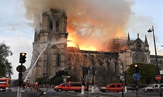 Vụ cháy Nhà thờ Đức Bà Paris khiến người dân Pháp và thế giới xót xa. Ảnh: CNBC