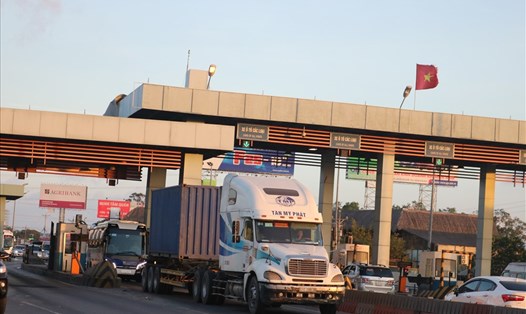 Hầu hết xe tải, xe container đi vào cao tốc TPHCM - Trung Lương vì bỏ thu phí.