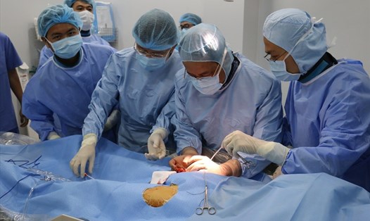 Các bác sĩ bệnh viện quận Thủ Đức can thiệp phình động mạch chủ ngực bằng đặt Stent Graft cho một bệnh nhân