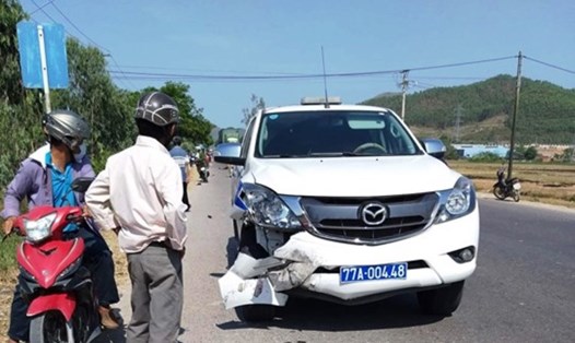 Xe ô tô của Phòng CSGT Công an tỉnh Bình Định bị móp phần đầu. 