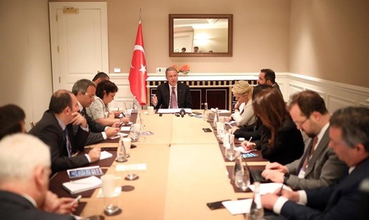 Bộ trưởng Quốc phòng Thổ Nhĩ Kỳ Hulusi Akar trong một cuộc họp. Ảnh: hurriyet.