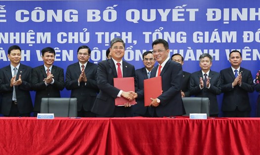 Ông Ngô Tấn Cư (bên trái) được bổ nhiệm giữ chức vụ thành viên HĐTV kiêm Tổng giám đốc EVNCPC. 