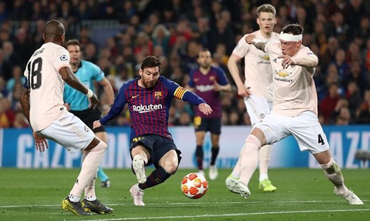 Messi đã khiến hàng thủ MU tắt điện. Ảnh: Reuters