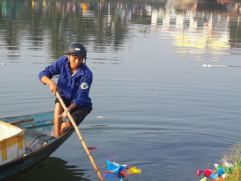 Anh Đặng Công Tâm đang làm việc. Ảnh: Mỹ Diệp