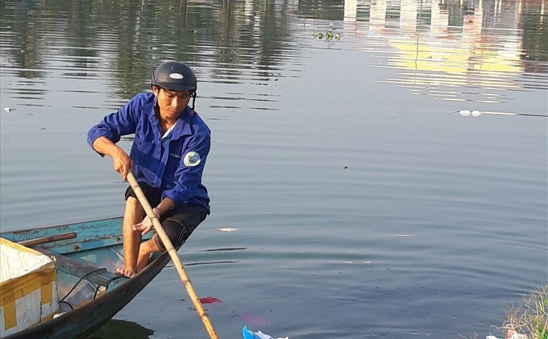 Anh Đặng Công Tâm đang làm việc. Ảnh: Mỹ Diệp