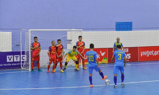 Savinest Sanatech Khánh Hòa (áo đỏ) bị VFF tuýt còi về thái độ thi đấu trong ngày khai màn giải futsal VĐQG 2019.