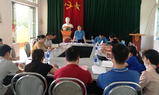 Buổi làm việc của UBKT LĐLĐ huyện Bảo Lạc (Cao Bằng) tiến hành kiểm tra tại cơ sở. Ảnh: P.V
