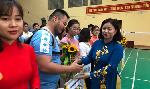 Chủ tịch LĐLĐ TP. Hà Nội Nguyễn Thị Tuyến (phải) trao cờ lưu niệm và hoa cho các đoàn tham dự hội khoẻ. Ảnh: V.H