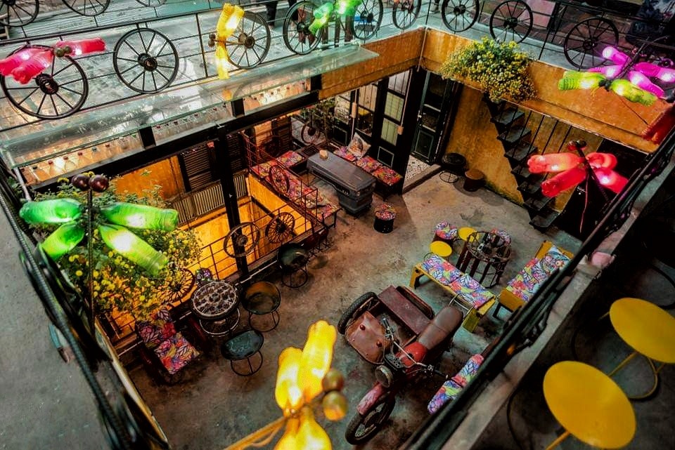 Nằm sâu trong con ngõ nhỏ trên phố Hàng Tre (Hà Nội), hơn 90% nội thất và các vật dụng sử dụng tại cafe  Hidden Gem Coffee đươc tái chế từ rác thải. 