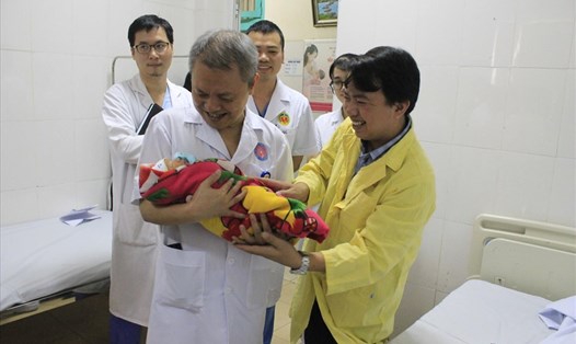 Con bệnh nhân Nguyễn Thị Hiền trong vòng tay của bác sĩ và người thân.