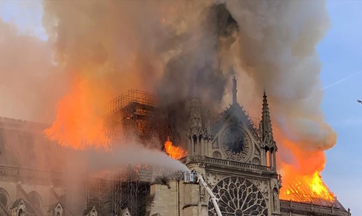 Quang cảnh  vụ cháy Nhà thờ Đức Bà Paris hôm 15.4  . Nguồn: CBS NEWS