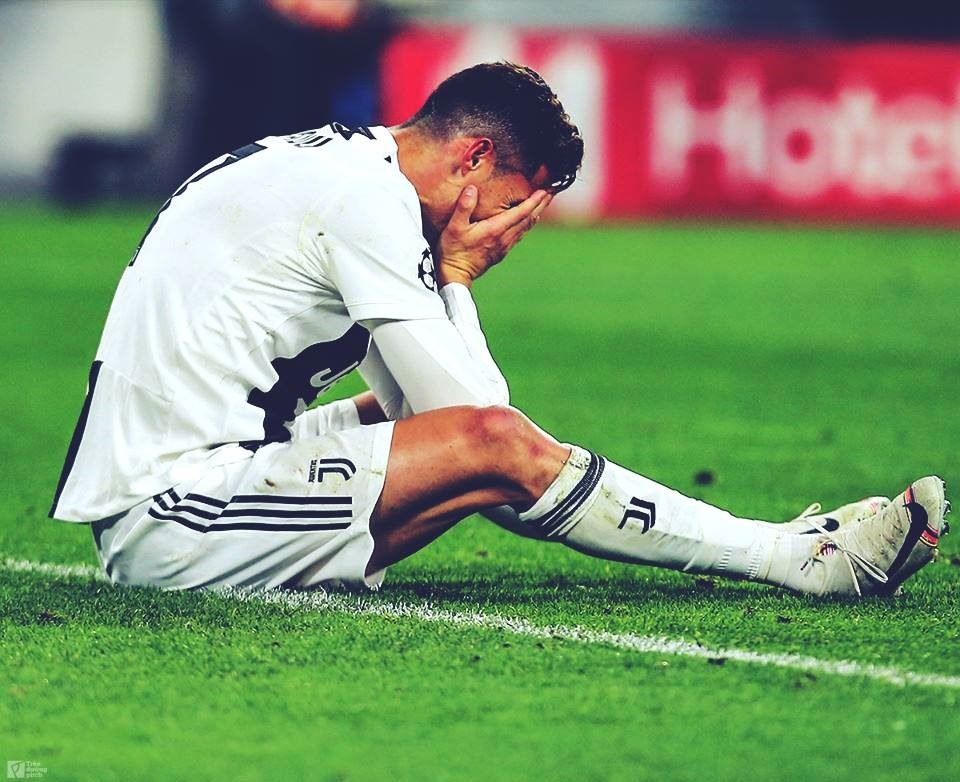 Ronaldo khóc - Xem hình ảnh Ronaldo khóc sẽ khiến bạn cảm thấy động lòng vì sự cảm xúc chân thành của một siêu sao bóng đá hàng đầu thế giới. Bạn cũng sẽ được chứng kiến sự mạnh mẽ của Ronaldo khi vượt qua những nỗi đau của mình.