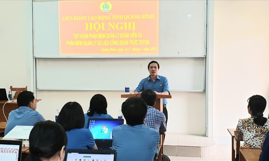 Phó Chủ tịch Thường trực LĐLĐ Quảng Bình Nguyễn Phi Khanh phát biểu tại hội nghị tập huấn. Ảnh: Lê Phi Long