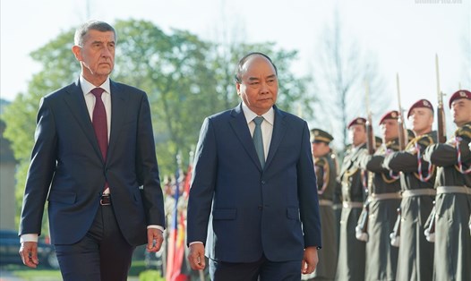 Thủ tướng Cộng hòa Czech Andrej Babis chủ trì lễ đón chính thức Thủ tướng Nguyễn Xuân Phúc. Ảnh: VGP.