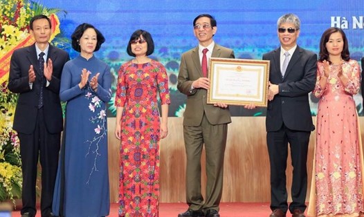 Bà Trương Thị Mai - Trưởng ban Dân vận Trung ương trao Huân chương Lao động hạng Nhất cho Hội người mù Việt Nam.