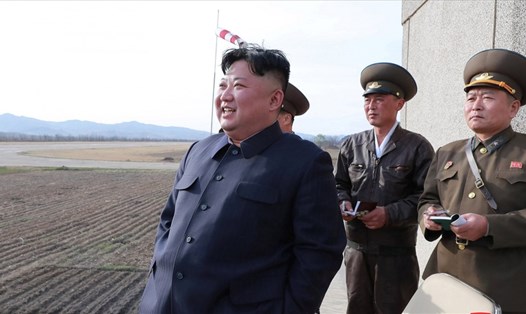 Nhà lãnh đạo Triều Tiên Kim Jong-un thăm một đơn vị không quân hôm 17.4. Ảnh: KCNA