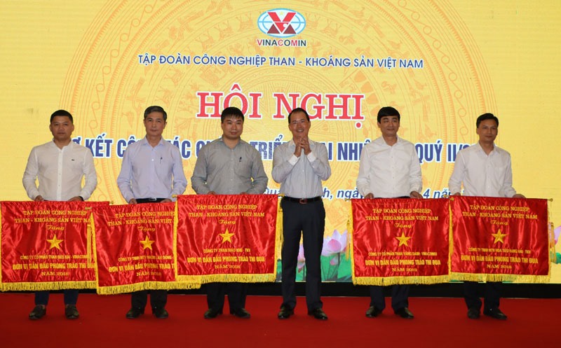 Tổng Giám đốc Tập đoàn TKV Đặng Thanh Hải tặng Cờ Thi đua cho các đơn vị xuất sắc. Ảnh: P.V