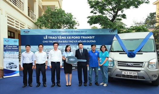 Đại diện Ford Việt Nam trao tặng xe ôtô cho Trung tâm Bảo trợ xã hội tỉnh Hải Dương. Ảnh: H.A