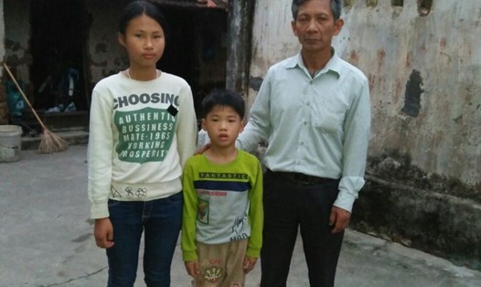 Hai chị em Ngọc Anh, Tuấn Bình đang được bác nuôi. Ảnh: PV