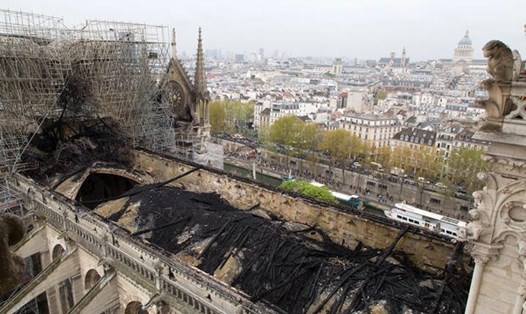 Nhà thờ Đức Bà Paris sau vụ cháy hôm 15.4. Ảnh: Reuters