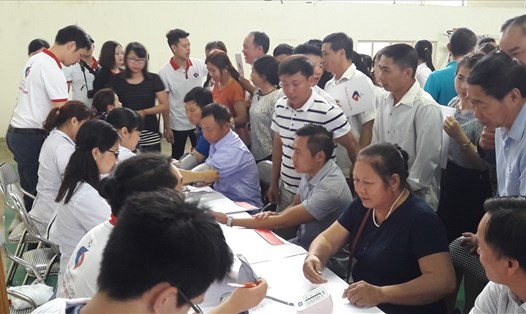 Các y bác sĩ khám bệnh cho CNVCLĐ huyện Mộc Châu (Sơn La).