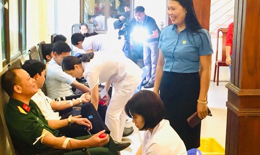 Chủ tịch LĐLĐ huyện Hưng Hà Đặng Thị Kim Cúc (phải) động viên CNVCLĐ tham gia hiến máu tình nguyện. Ảnh: B.M