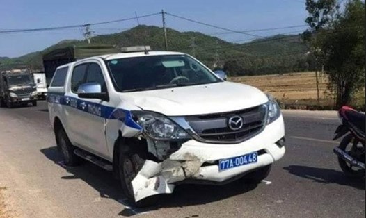 Xe ôtô của Phòng CSGT Công an tỉnh Bình Định bị móp phần đầu.