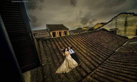 Nhiều bạn trẻ nằm "sỗ soàng" lên các mái ngói để chụp hình cưới.