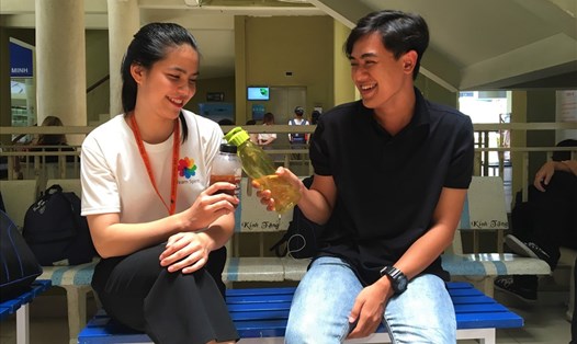 Bạn Nguyễn Thị Quỳnh Lê và bạn Phạm Ngọc Lễ - sinh viên năm 2 Trường ĐH Mở TPHCM đều dùng bình nước cá nhân thay cho chai nhựa, ly nhựa từ hai năm nay. Ảnh: Anh Nhàn