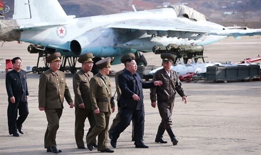 Nhà lãnh đạo Kim Jong-un thăm một đơn vị phòng không - không quân Triều Tiên ngày 16.4. Ảnh: Yonhap
