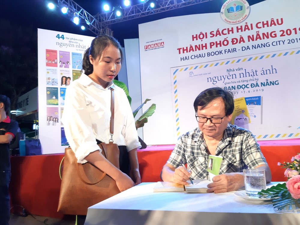 Nguyễn Nhật Ánh trong buổi ký tặng tại Đà Nẵng