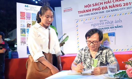 Nguyễn Nhật Ánh trong buổi ký tặng tại Đà Nẵng