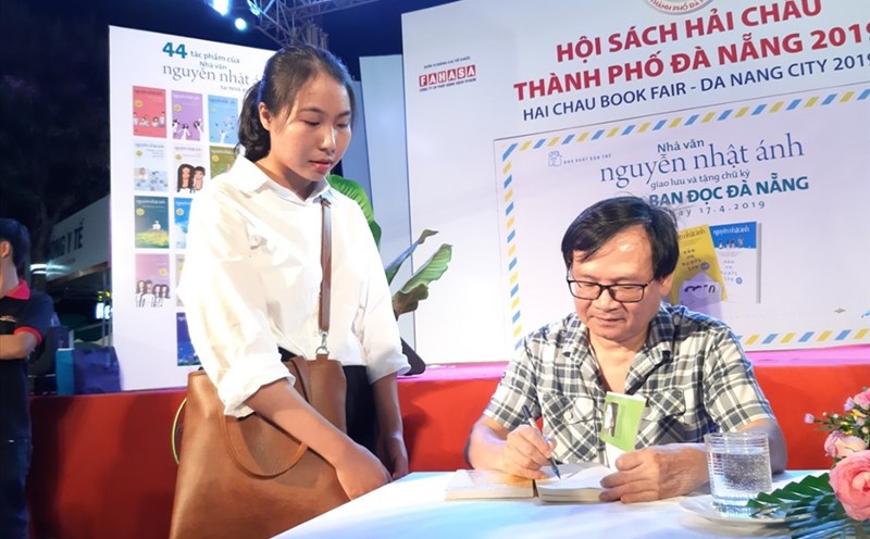 Nguyễn Nhật Ánh trong buổi ký tặng tại Đà Nẵng