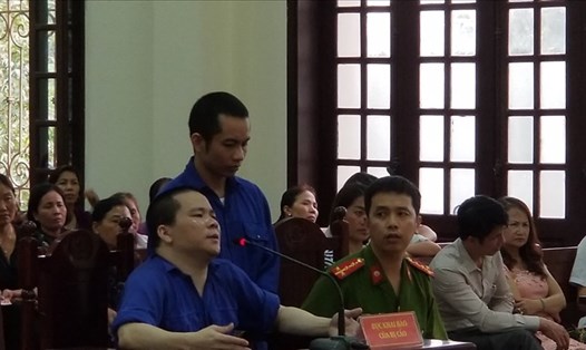 Hai bị cáo Thu và Tuấn tại phiên tòa ngày 18.4