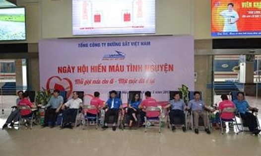 Chủ tịch HĐTV Vũ Anh Minh và cán bộ nhân viên Tổng công ty ĐSVN hiến máu tình nguyện