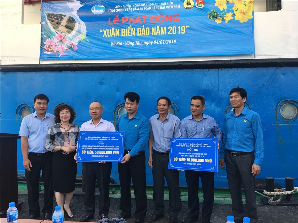 Lãnh đạo Công đoàn Giao thông Vận tải Việt Nam trao quà cho CNLĐ. Ảnh: Văn Cảnh