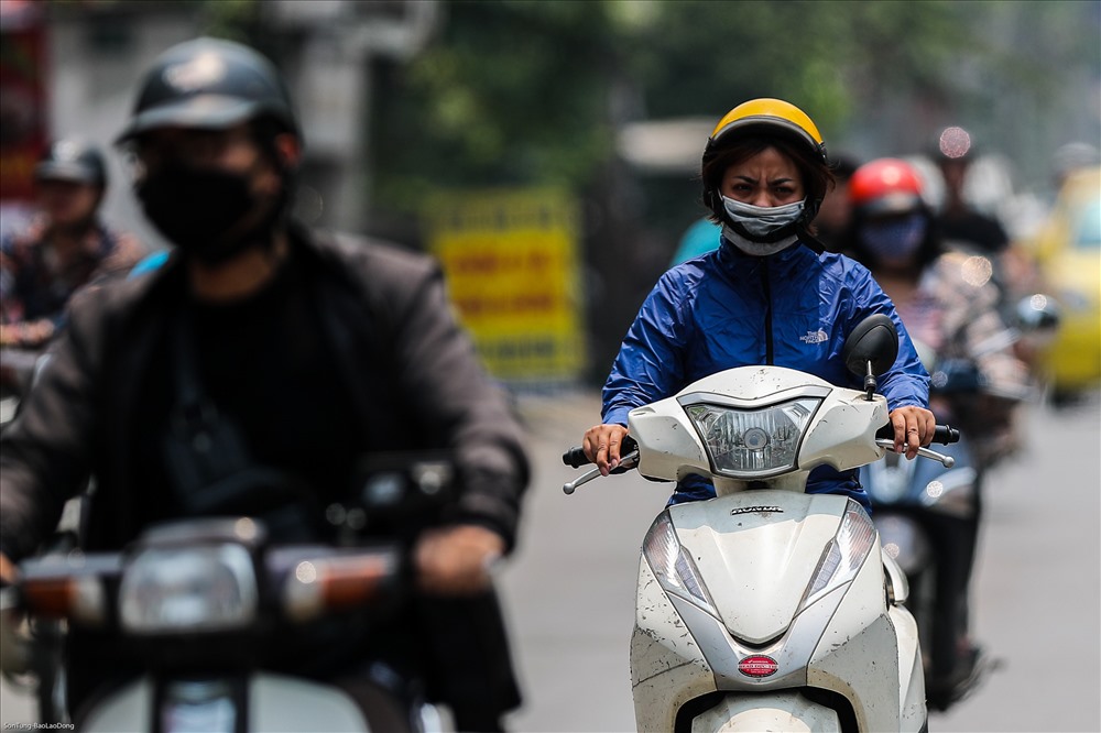 Người tham gia giao thông trong những bộ trang phục kín mít từ đầu đến chân để giảm đi cái oi nắng. Dự báo đợt nắng nóng diện rộng ở các tỉnh Bắc Bộ và Trung Bộ có thể kéo dài đến ngày 22.4. 