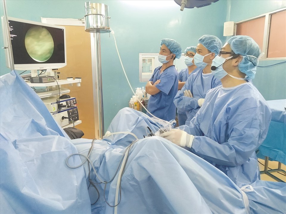 Các bác sĩ tiến hành cắt đốt nội soi bướu bàng quang. Các bác sĩ tiến hành cắt đốt nội soi bướu bàng quang.